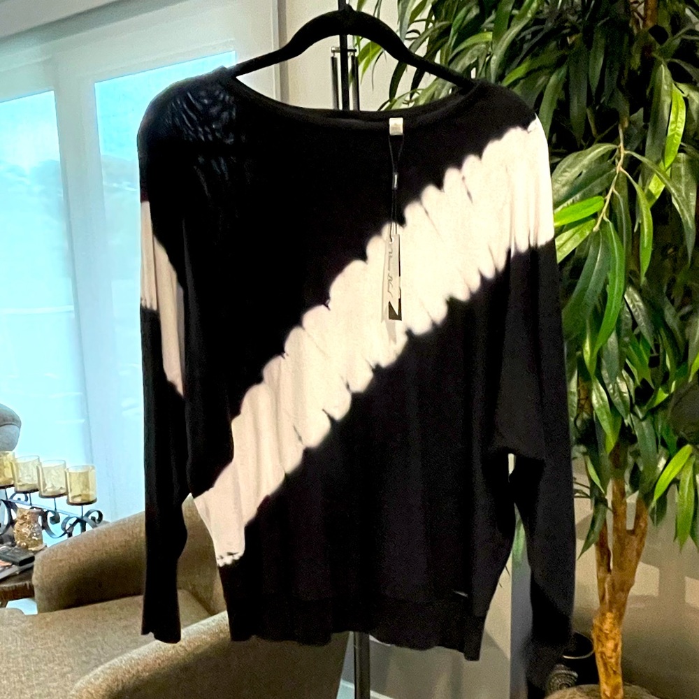 TAHARI black & white tie dye look sweater. Very comfortable and sharp looking.XL